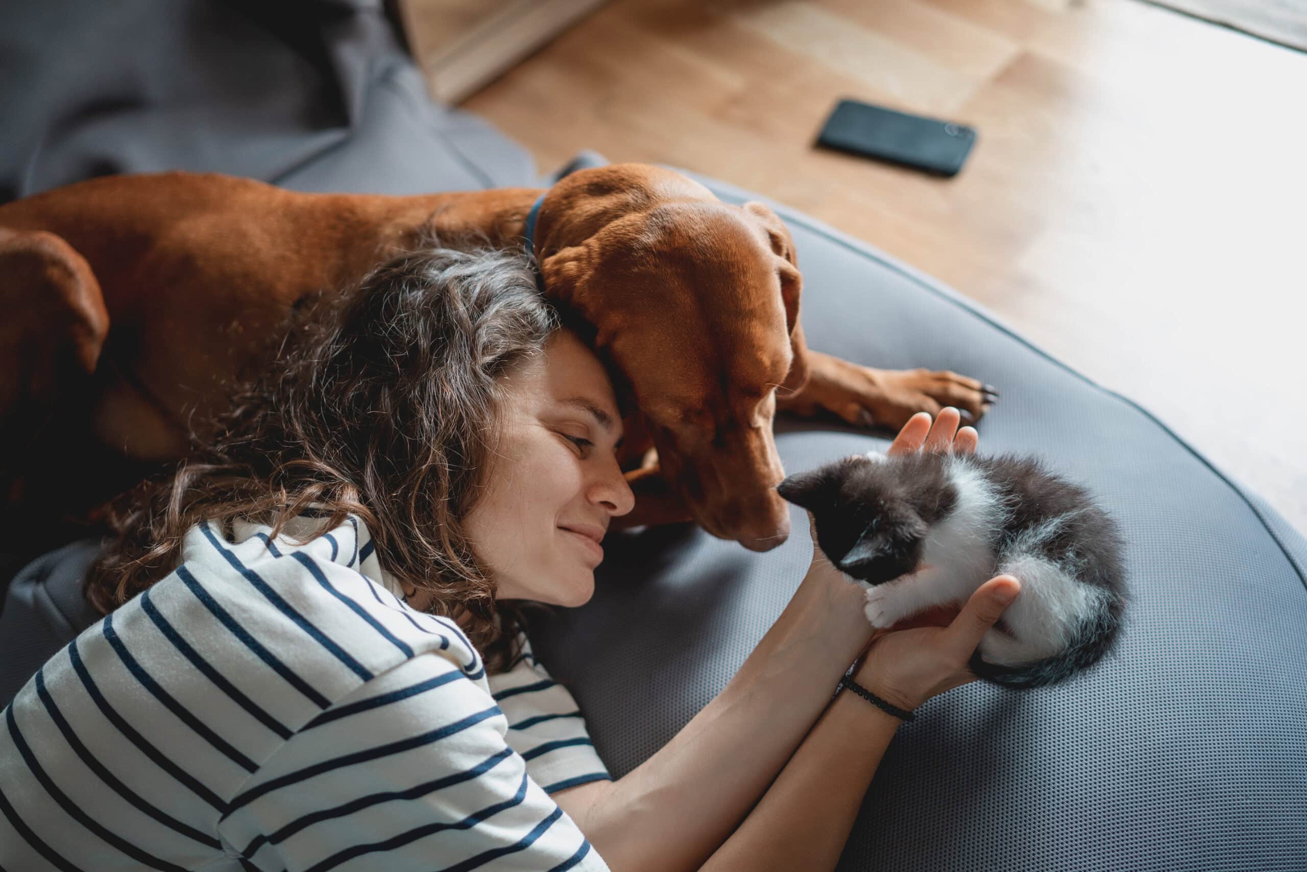 Portrait of a young woman with a Hungarian Pointer dog